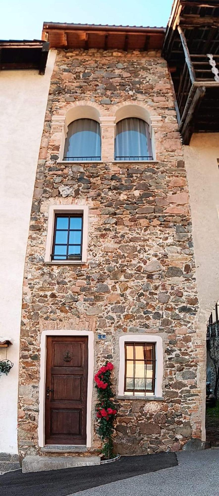 Antica Torre Del Castello Casa Ceresiana Carabietta Exterior foto